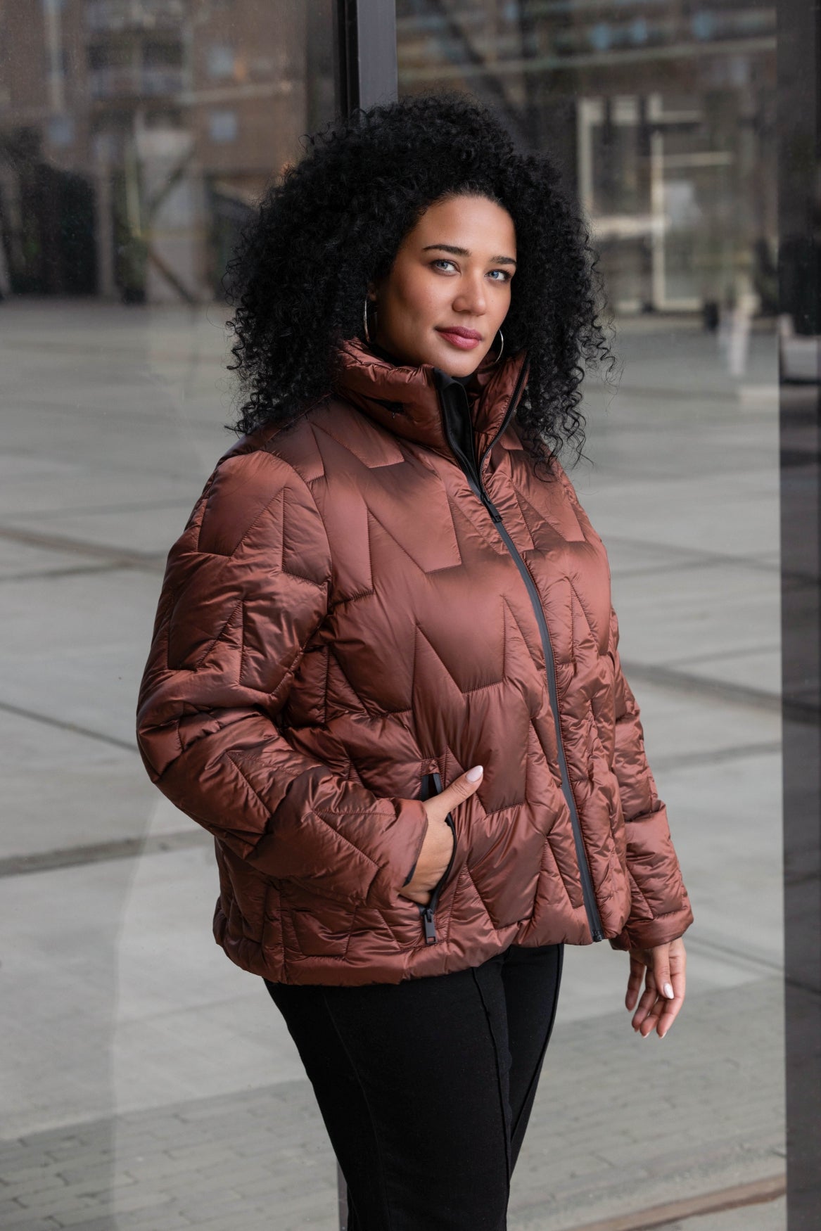 Antonella takki ruosteenruskeana, lämmin tikkibomber keinountuvatäytteellä. Vedenpitävä kangas, pystykaulus ja joustavat hihansuut suojaavat tuulelta.