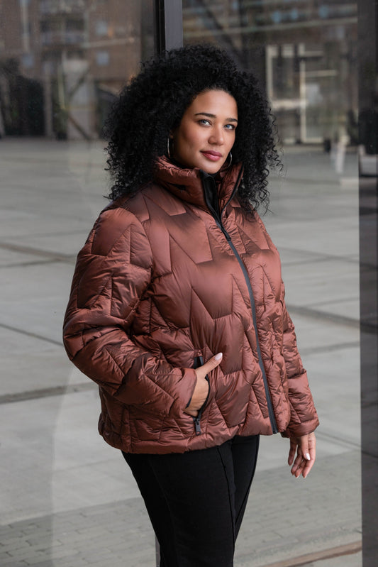 Antonella takki ruosteenruskeana, lämmin tikkibomber keinountuvatäytteellä. Vedenpitävä kangas, pystykaulus ja joustavat hihansuut suojaavat tuulelta.