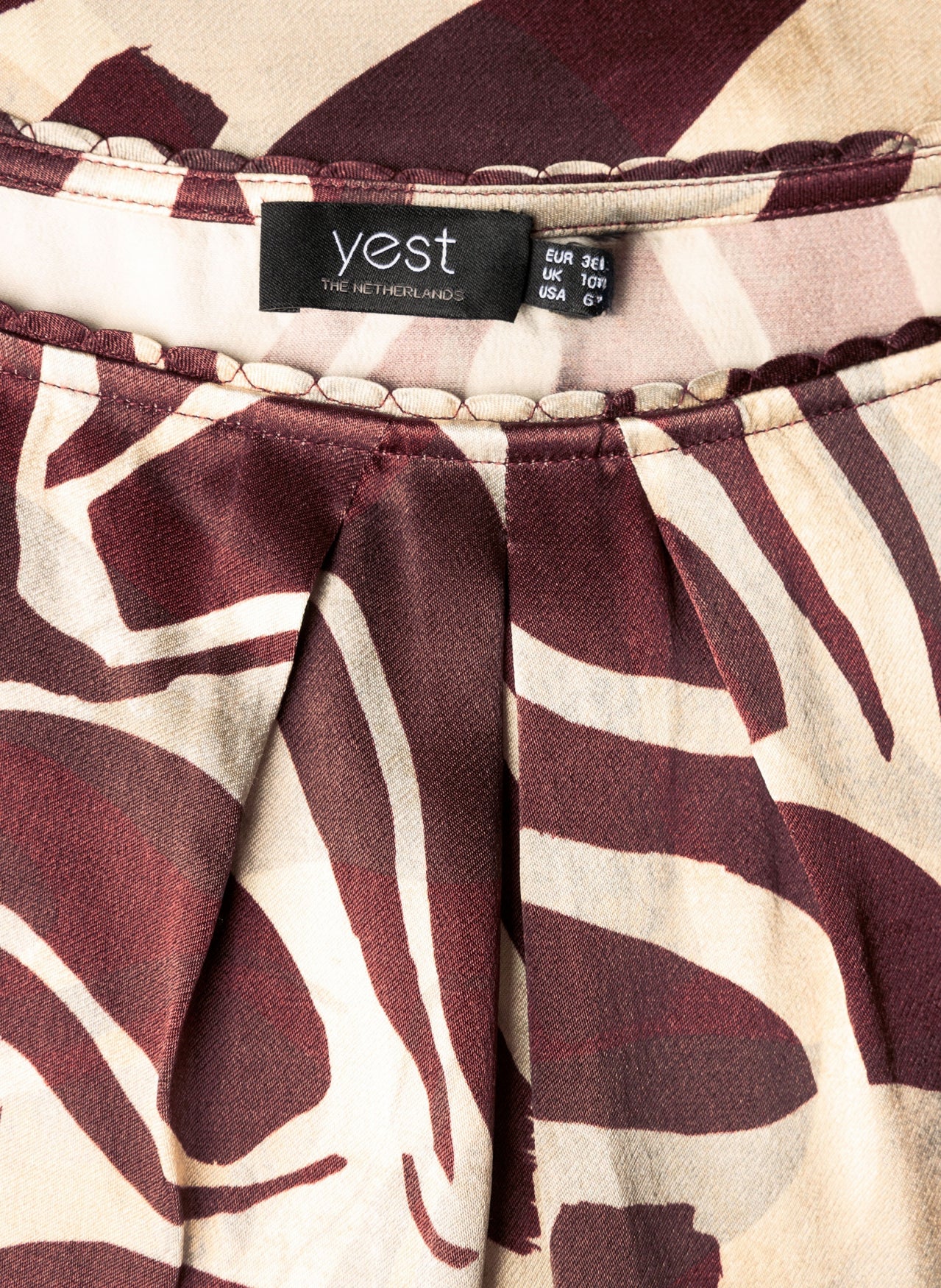 Clara-paita YEST, bordeaux-värinen pusero abstraktilla kuosilla ja pussihihoilla. Pehmeä viskoosikangas ja naisellinen, elegantti malli.