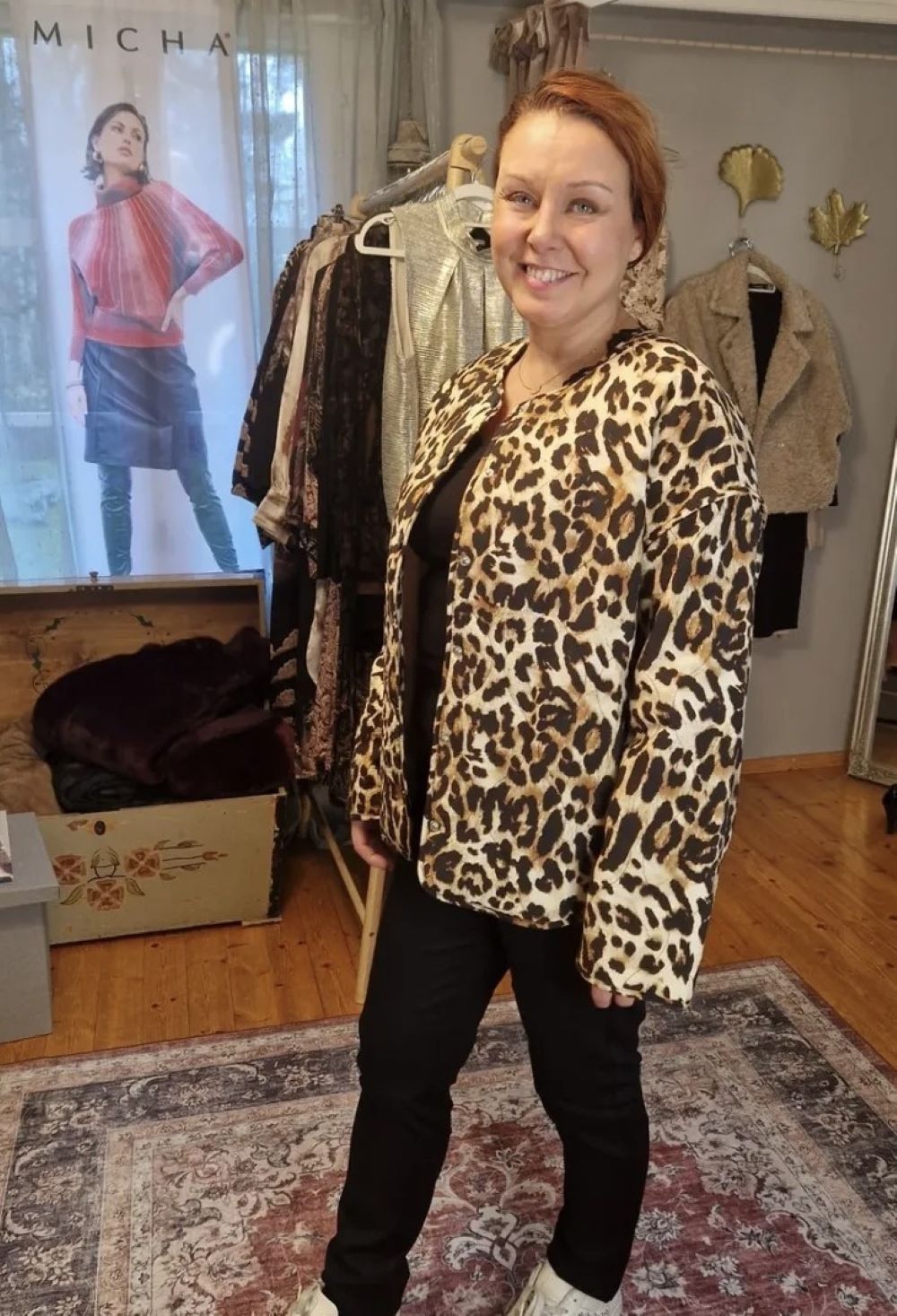 Soulmate Elisabeth 4 takki – leopardikuosinen tikkitakki painonapeilla, kevyt ja tyylikäs