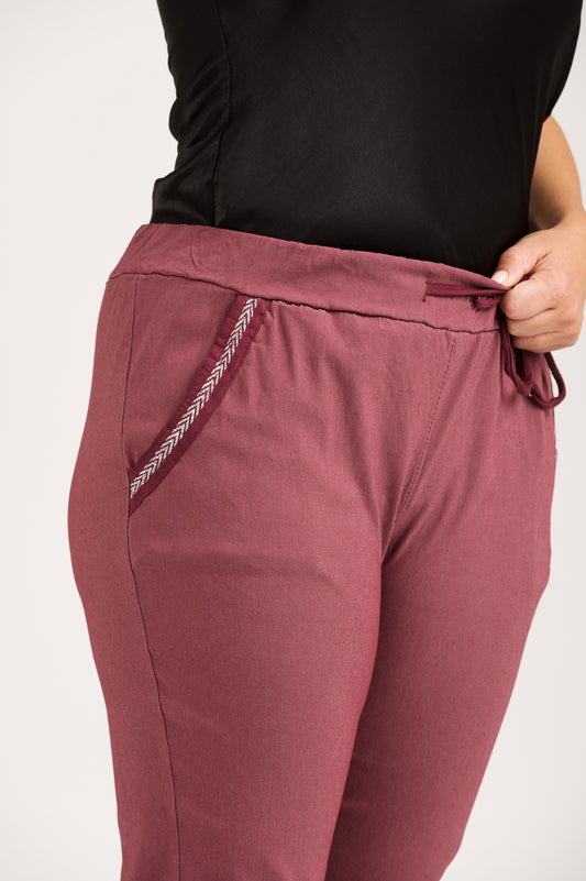 Kotirouva Erin stretch -housut – joustavat puuvillahousut kimaltavin koristenauhoin ja narukiristettävällä vyötäröllä