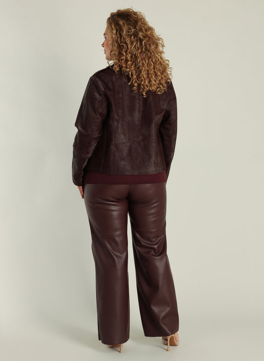 Grace tekonahkatakki burgundynsävyisenä, biker-tyylinen lyhyt takki vinovetoketjulla ja metalliyksityiskohdilla. Tyylikäs ja helppohoitoinen PU-takki.