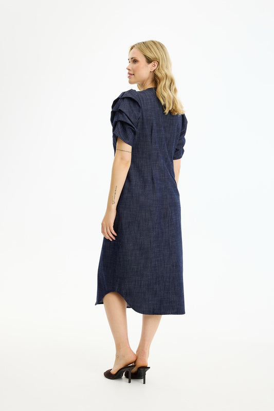 tummansininen denim‑mekko puff‑hihoilla ja nappirivillä edestä