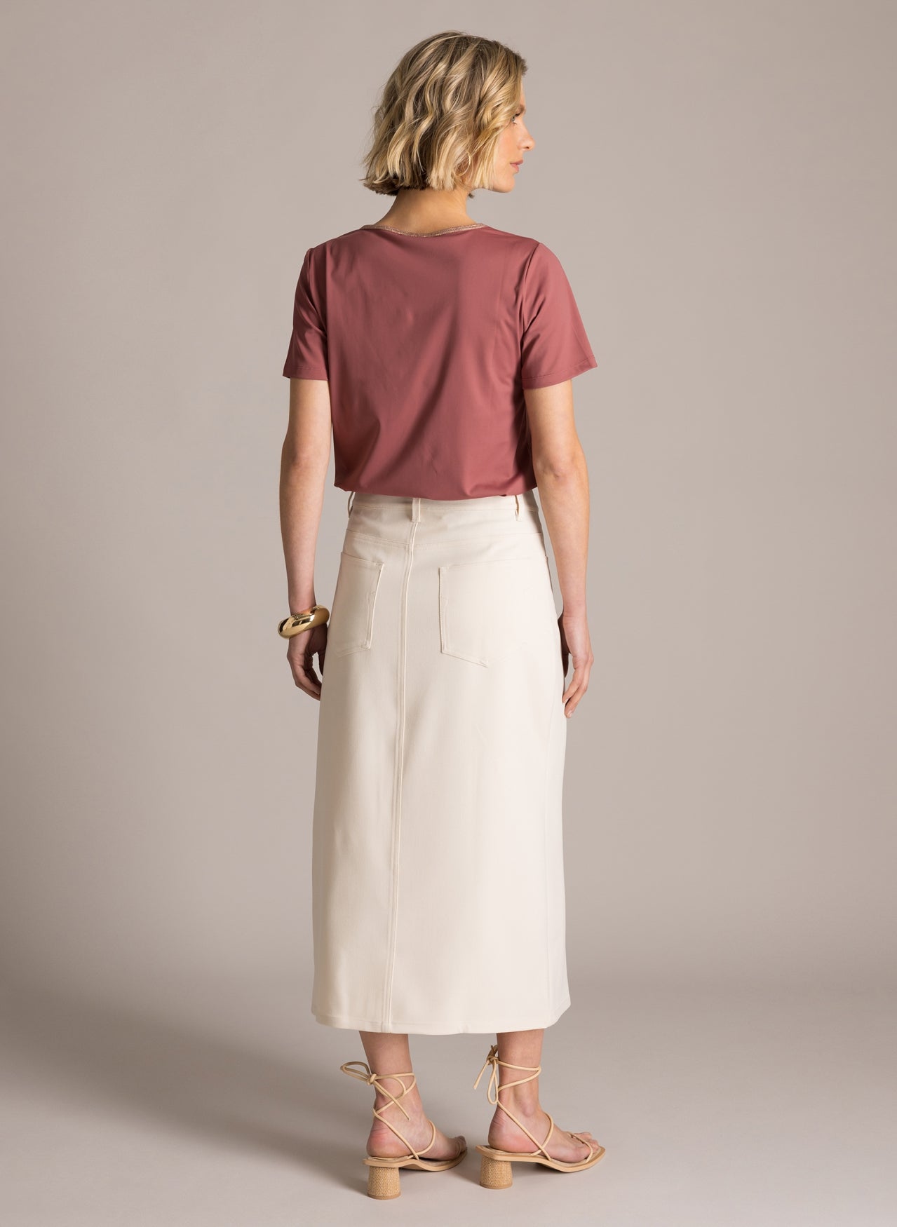 Kaia slim fit T-paita kimallusreunuksella ja pyöreällä pääntiellä