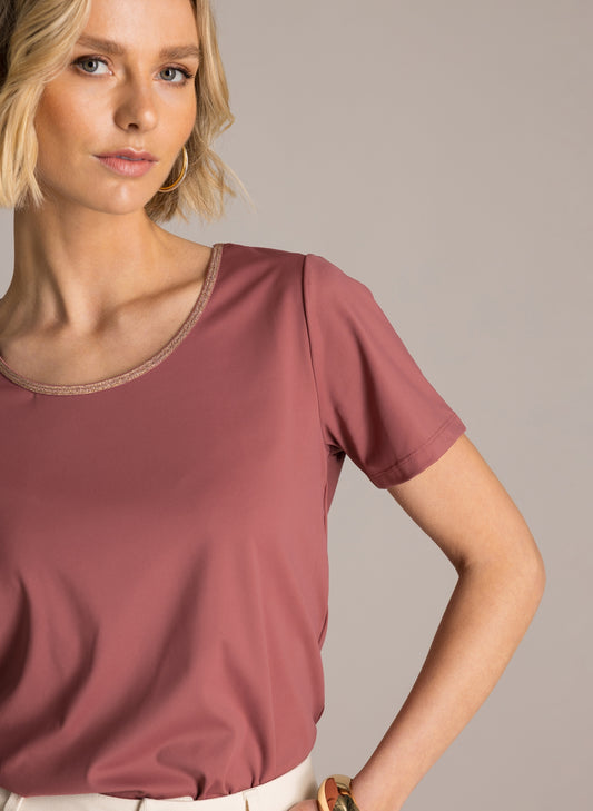 Kaia slim fit T-paita kimallusreunuksella ja pyöreällä pääntiellä