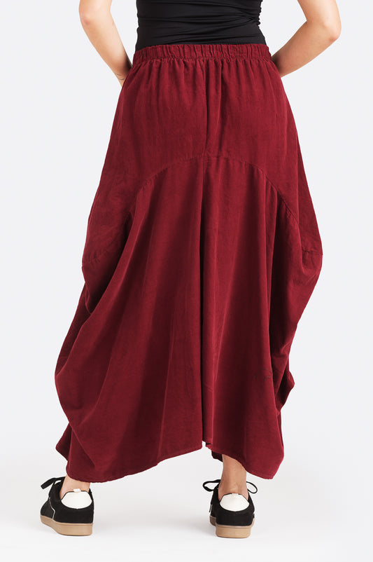 Saimi samettihame – Kotirouva, pallomainen vakosamettihame, kuminauhavyötärö ja pienet etutaskut.