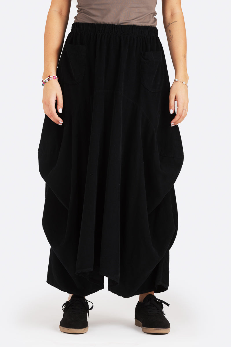 Saimi samettihame – Kotirouva, pallomainen vakosamettihame, kuminauhavyötärö ja pienet etutaskut.