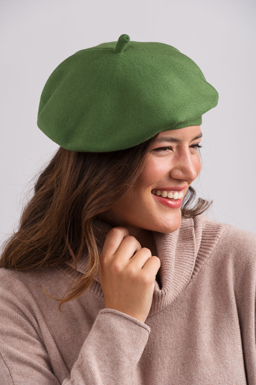 Baskeri Kotirouva – pehmeä neulottu baskeri ranskalaisella eleganssilla, viskoosia ja villaa