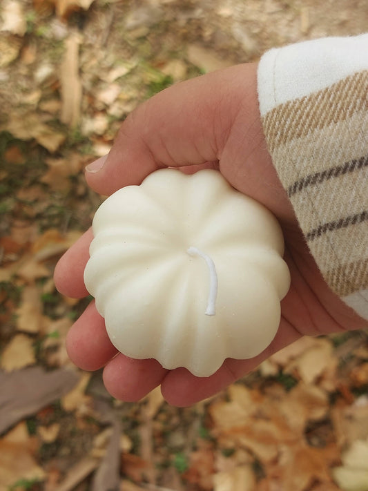 Käsintehty soijavahakynttilä setrin ja santelipuun tuoksulla.