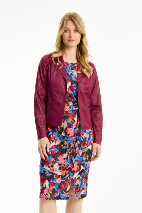 Mapelina-takki – mokkanahkaa muistuttava tekstiilinahkatakki, vetoketju, kaulus ja feikkitaskut, kauniisti muotoon ommeltu.