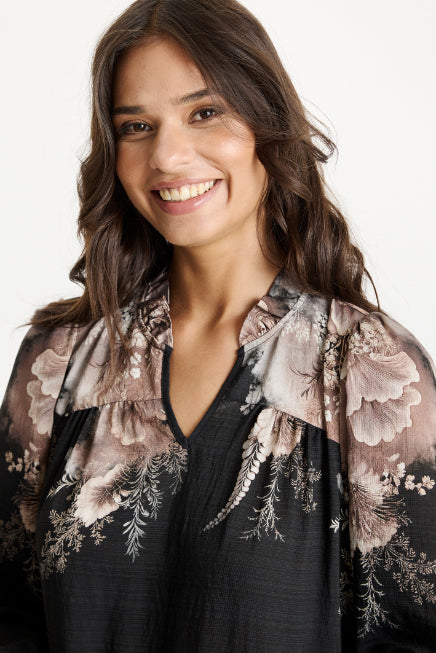 Miller-mekko iN FRONT, musta mekko beige-valkoisella kuosilla hartia-kaulusalueella ja helmassa, rento ja väljä malli, pehmeä viskoosi-nailon materiaali