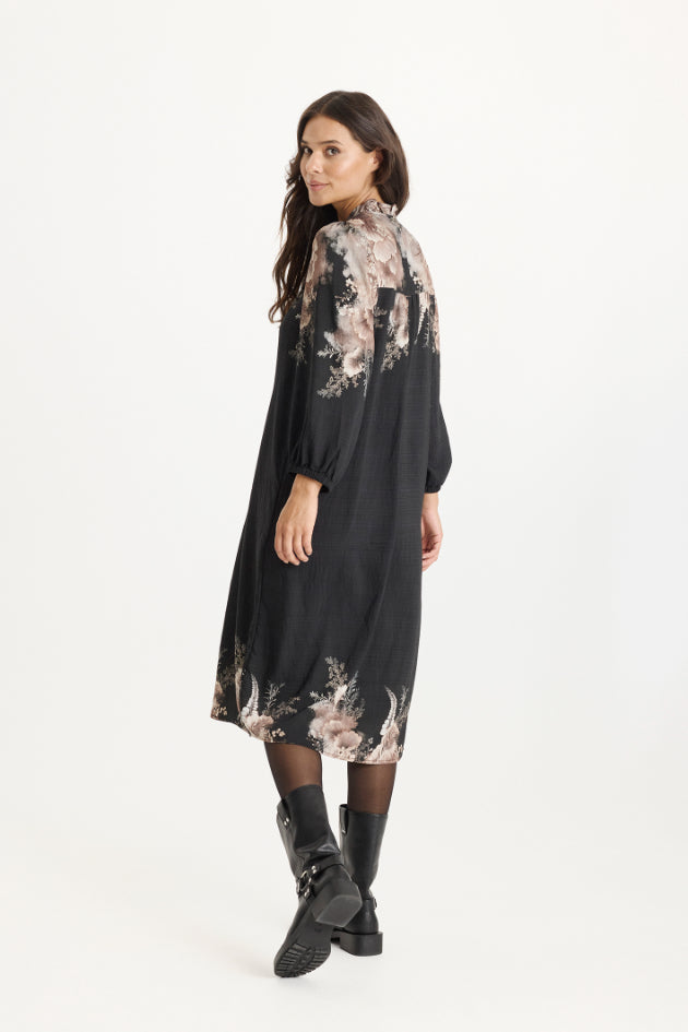 Miller-mekko iN FRONT, musta mekko beige-valkoisella kuosilla hartia-kaulusalueella ja helmassa, rento ja väljä malli, pehmeä viskoosi-nailon materiaali