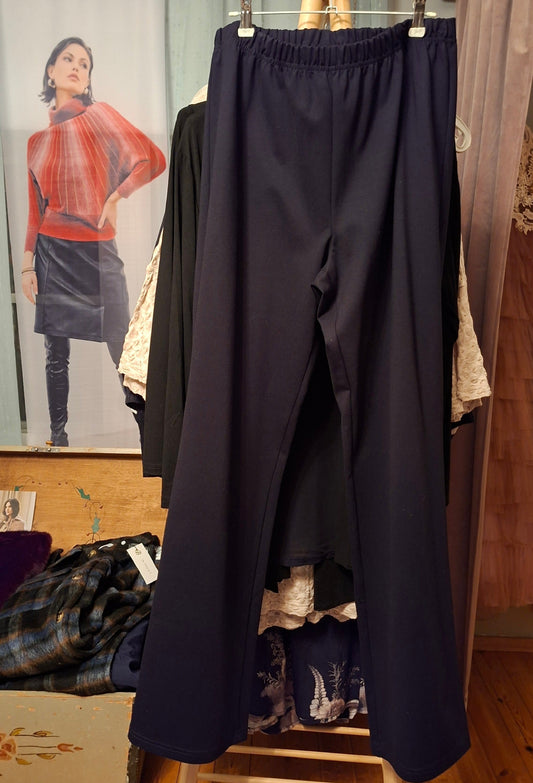 Leveälahkeiset jerseyhousut – klassinen ja ajaton valinta kotimaisen NICCOLEIn valikoimasta.