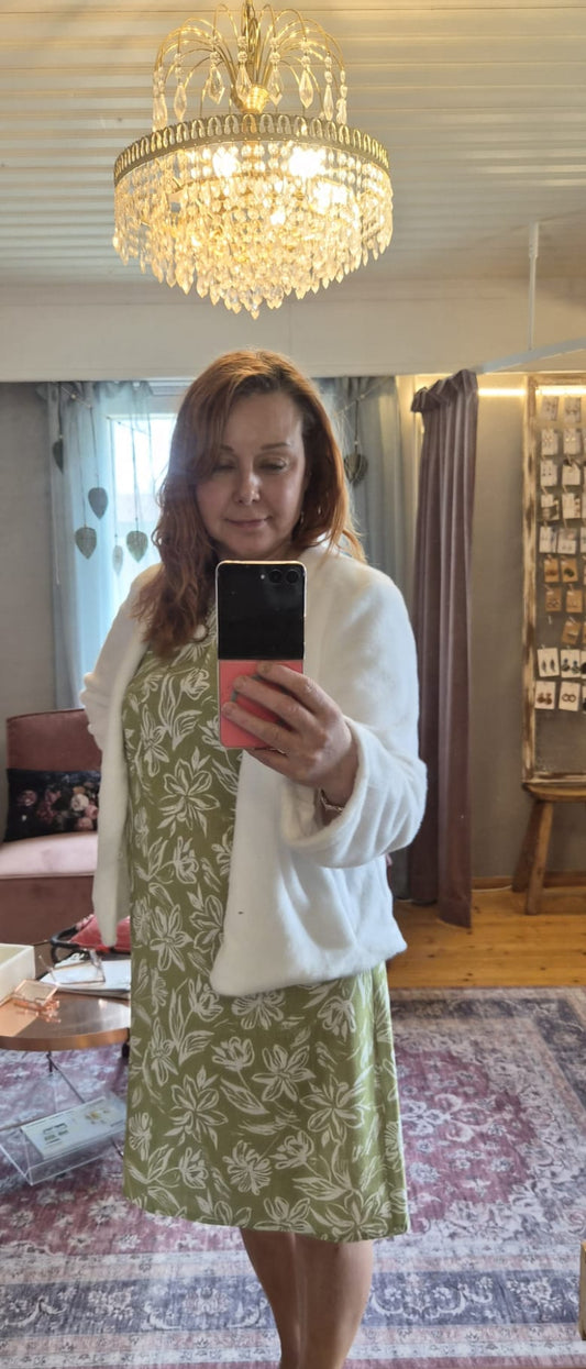 Vihreä kukkakuosinen hihaton tunika tai mekko, kevyt kesävaate