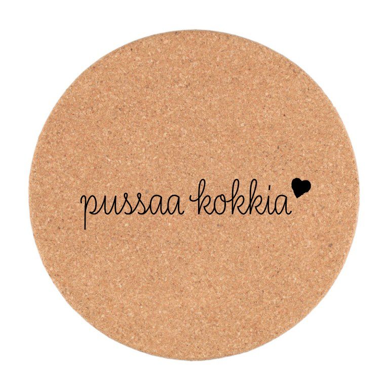 Korkkinen pannunalunen tekstillä Pussaa kokkia ja sydänkuvio, pyöreä keittiöalunen
