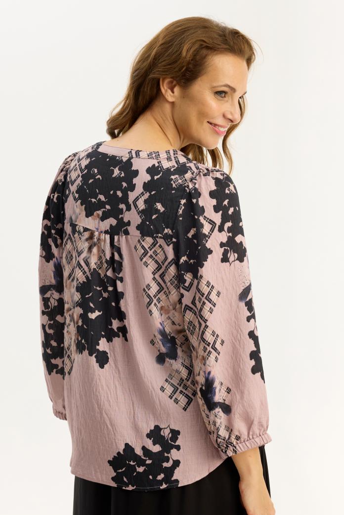 Pico-paita iN FRONT, laskeutuva viskoosipaita naisille. Pehmeä ja hengittävä materiaali, ajaton ja monikäyttöinen design arkeen ja juhlaan.