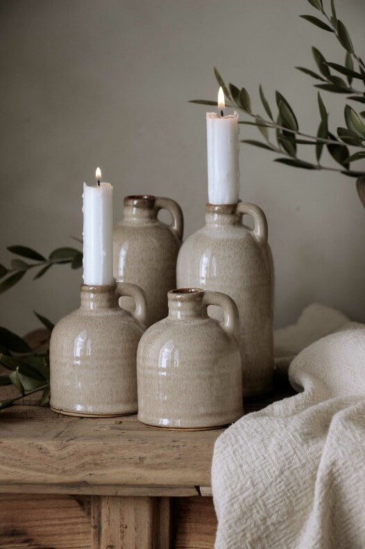 Käsintehty keraaminen Rustic-kynttilänjalka Majas Cottagelta, rouhean kaunis ja luonnollinen kynttilänpidike skandinaaviseen sisustukseen.