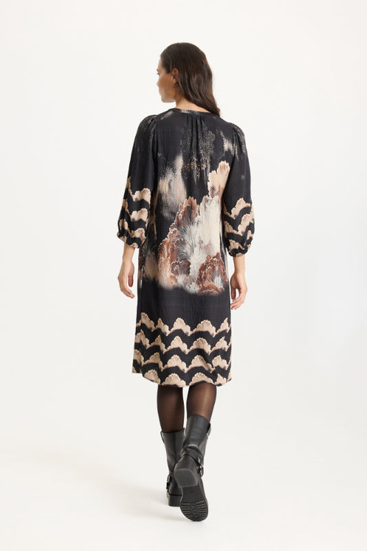 Musta Simone-mekko iN FRONT -mallistolta, kevyt ja kuosillinen, tyylikäs valinta arkeen ja toimistoon.