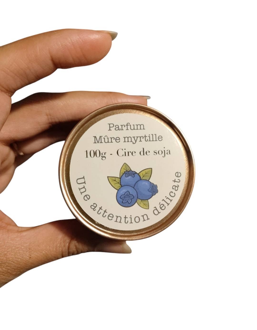 Käsin tehty soijavahakynttilä mustikkatuoksulla metallirasissa 20 g.