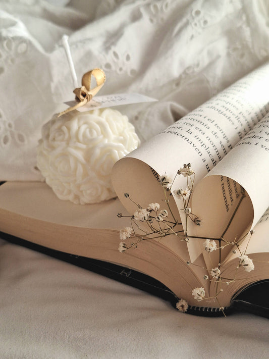 Käsintehty soijavahakynttilä, jossa keväinen ylang ylangin ja jasmiinin tuoksu. Luonnollinen ja myrkytön kynttilä puuvillasydämellä.