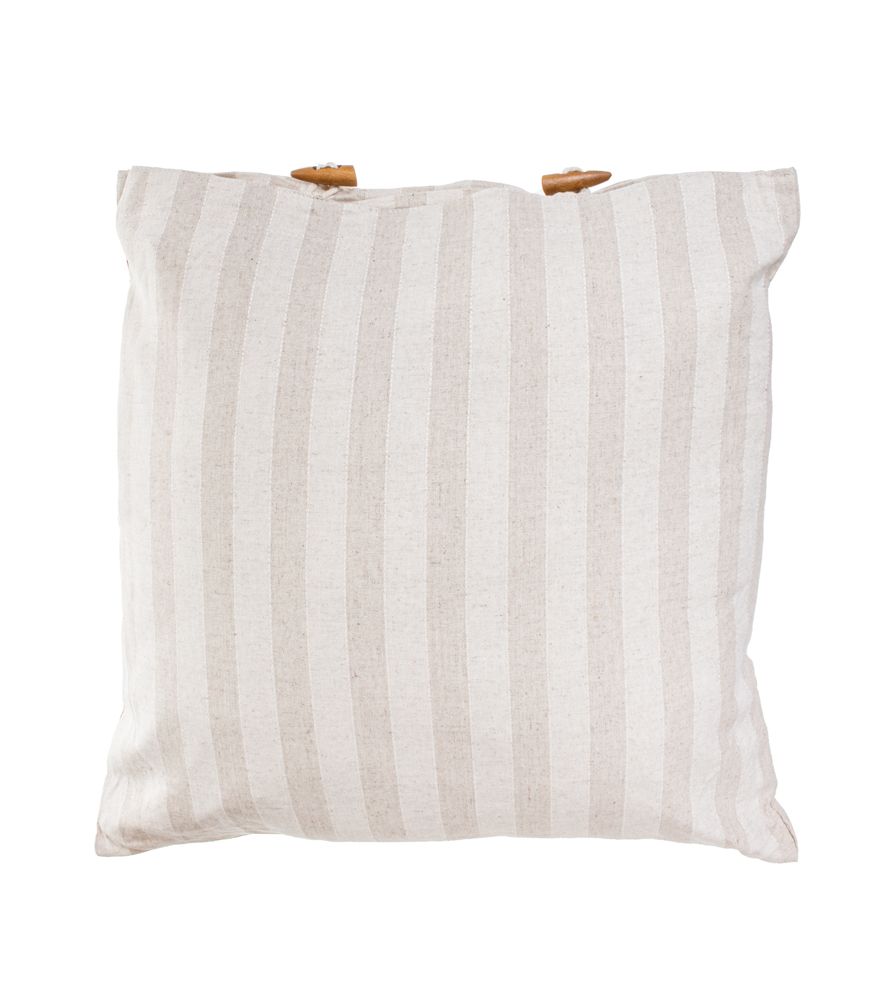 Raidallinen pellavatyyny vaaleissa sävyissä, koristeelliset puunapit, luonnollinen sisustustyyny