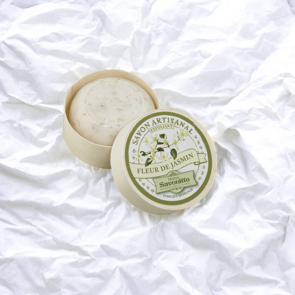 Jasmine-saippua haaparasiassa, kuoriva manteliöljysaippua kanervankukalla, kukkaistuoksuinen käsintehty saippua