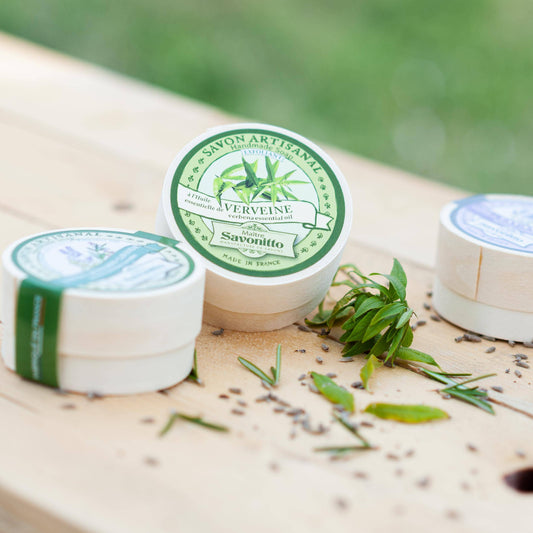 Verbena-saippua haaparasiassa, kuoriva ja kosteuttava manteliöljysaippua, raikas sitruksinen tuoksu, käsintehty saippua