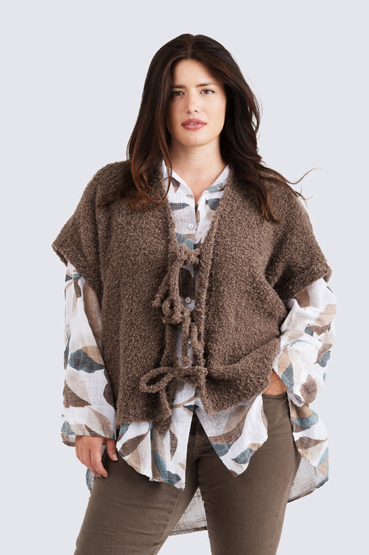 Rebecca-neuleliivi Kotirouva – pehmeä buklee-neuleliivi, lämmin ja rento yhden koon malli