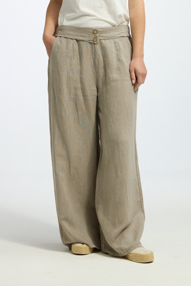 Naisten Pauliina-pellavahousut, suorat lahkeet, sivutaskut, koristeelliset napit edessä, joustava kuminauhavyötärö takana, yhden koon malli 40–44.