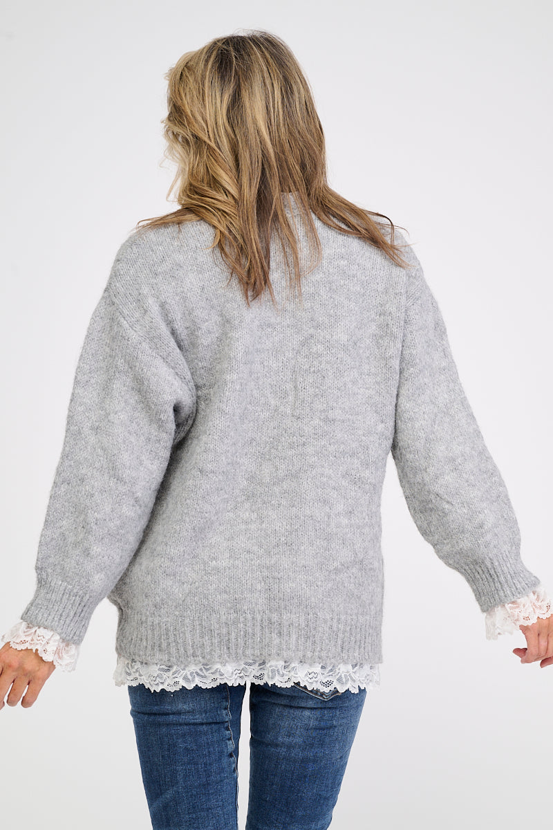 Roberta-neule Kotirouva – harmaa pitsineule helmikirjailulla ja V-pääntiellä