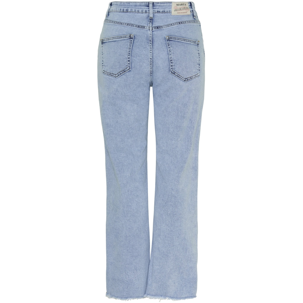 Adelina-farkut MARTA, vaalea denim, joustavat farkut perinteisellä napilla ja vetoketjulla, vyölenkit ja hieman kulutetut lahkeet – trendikkäät ja mukavat.