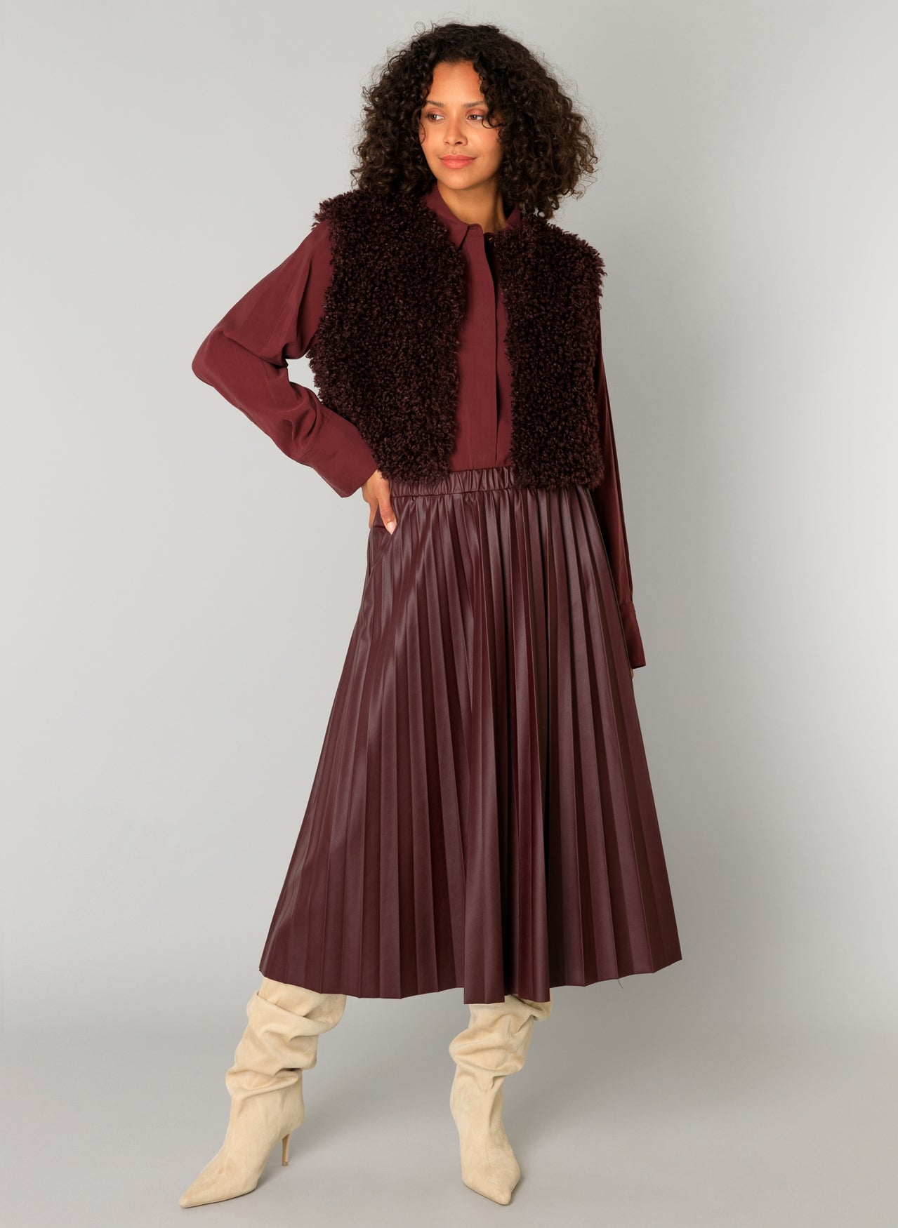 Aiko Essential pliseerattu hame, PU-pinnoitettu midihame naisellisella leikkauksella ja joustavalla vyötäröllä – elegantti ja mukava hame.