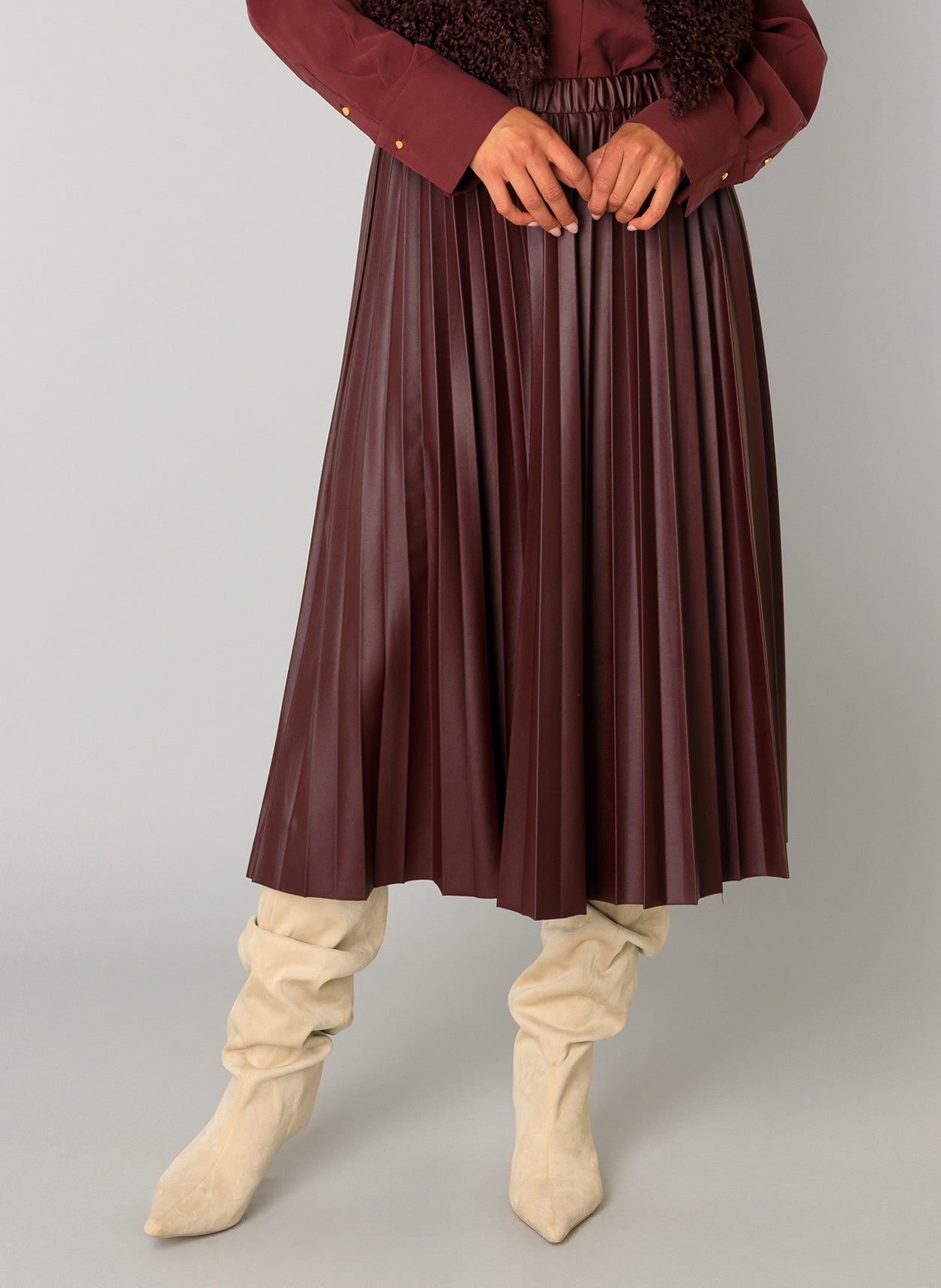 Aiko Essential pliseerattu hame, PU-pinnoitettu midihame naisellisella leikkauksella ja joustavalla vyötäröllä – elegantti ja mukava hame.