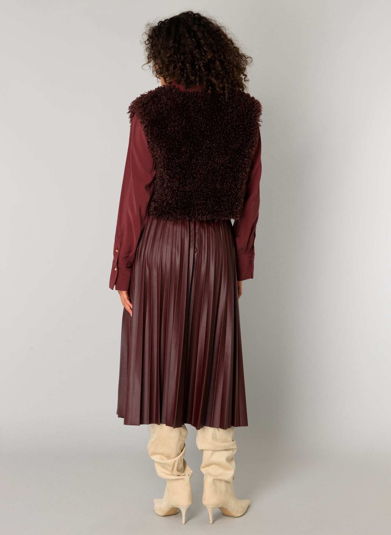 Aiko Essential pliseerattu hame, PU-pinnoitettu midihame naisellisella leikkauksella ja joustavalla vyötäröllä – elegantti ja mukava hame.