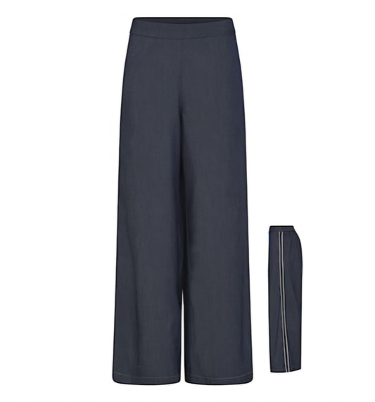 Leveälahkeiset denimhousut, klassinen ja rento malli.