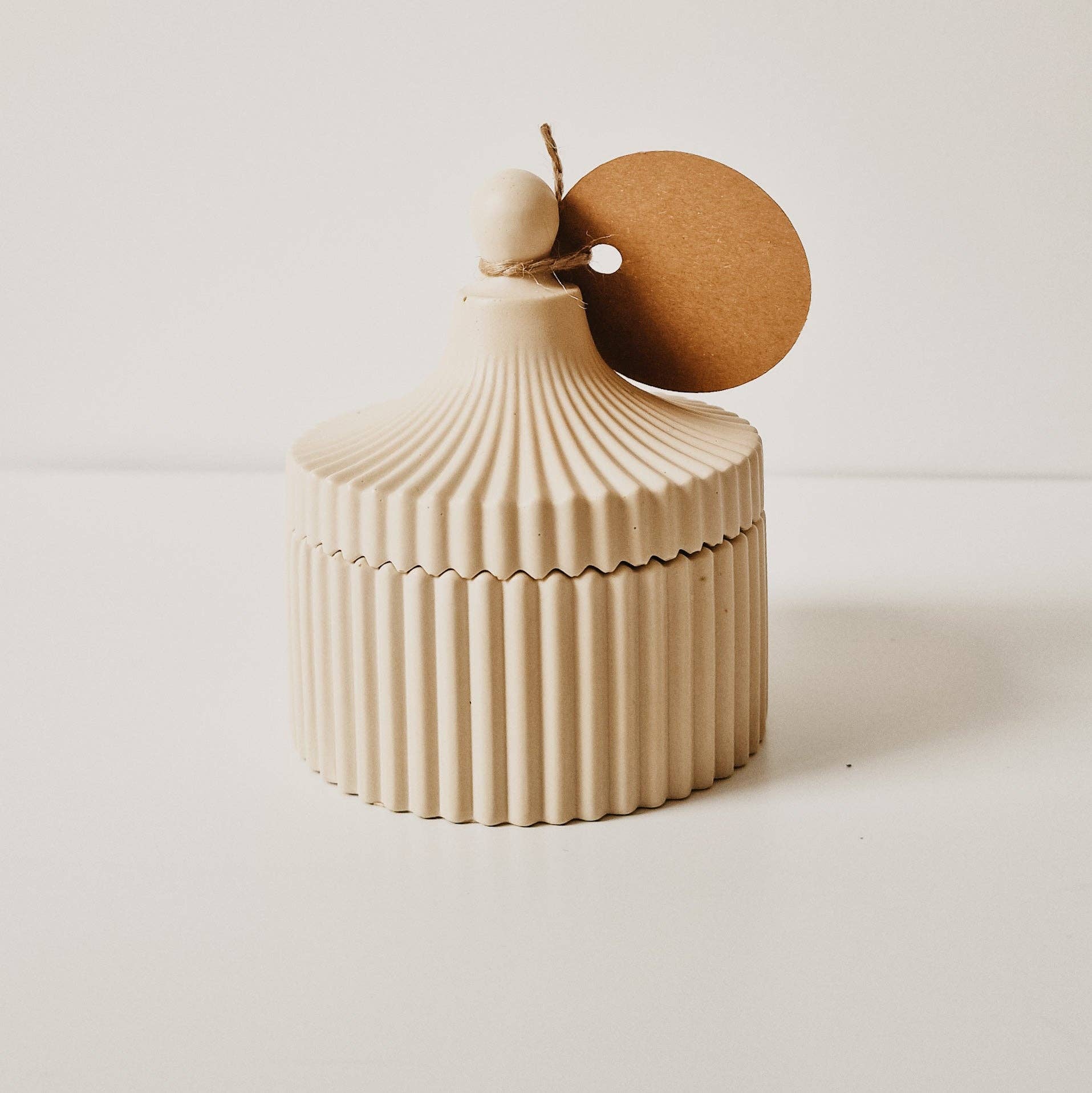 Amara soijavahakynttilä käsintehdyssä jesmonite-astiassa, minimalistinen design.