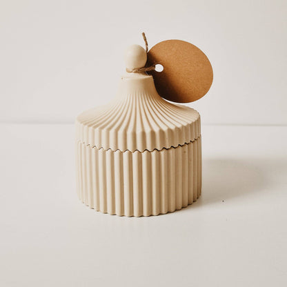 Amara soijavahakynttilä käsintehdyssä jesmonite-astiassa, minimalistinen design.