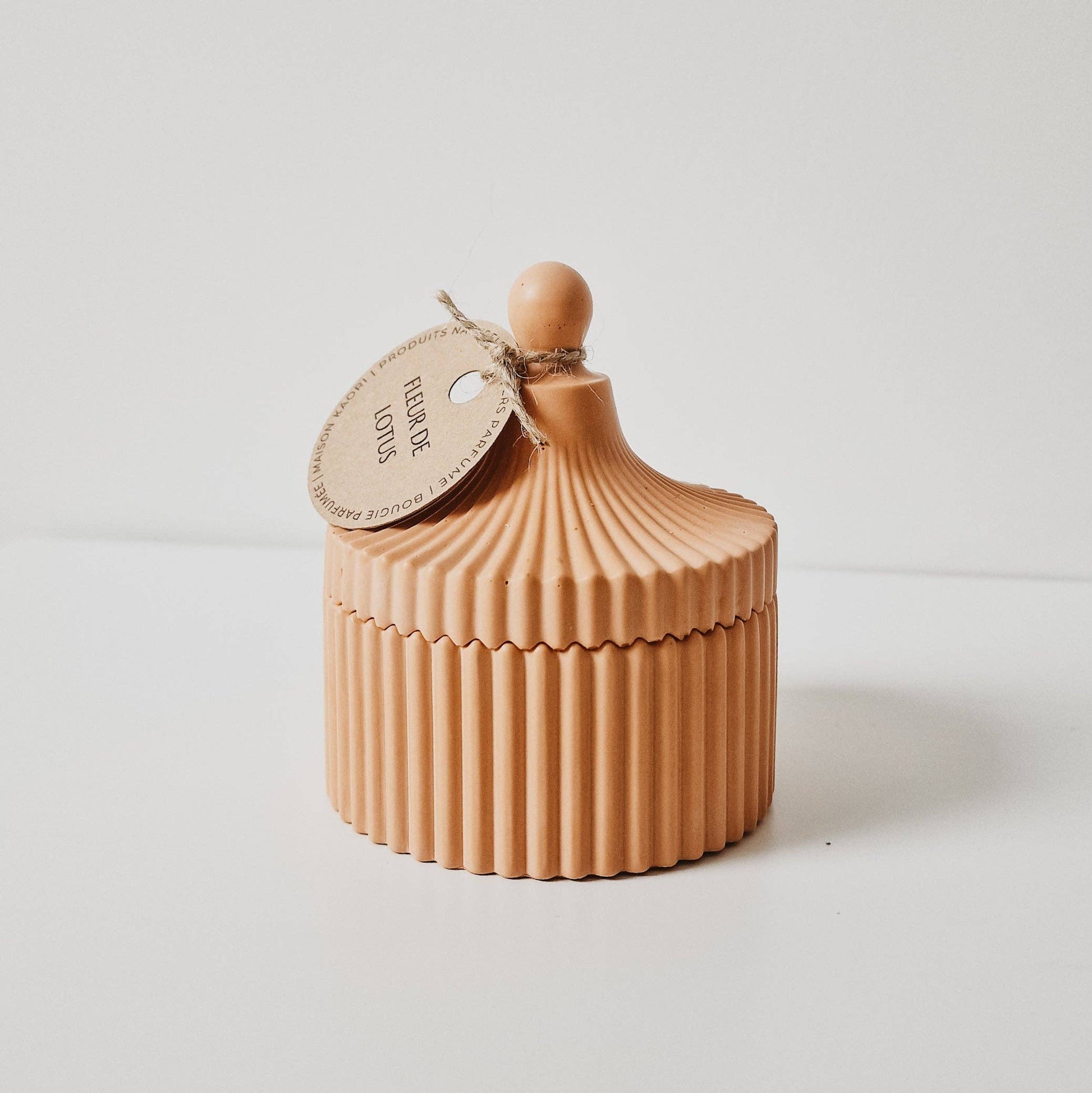 Amara soijavahakynttilä käsintehdyssä jesmonite-astiassa, minimalistinen design.