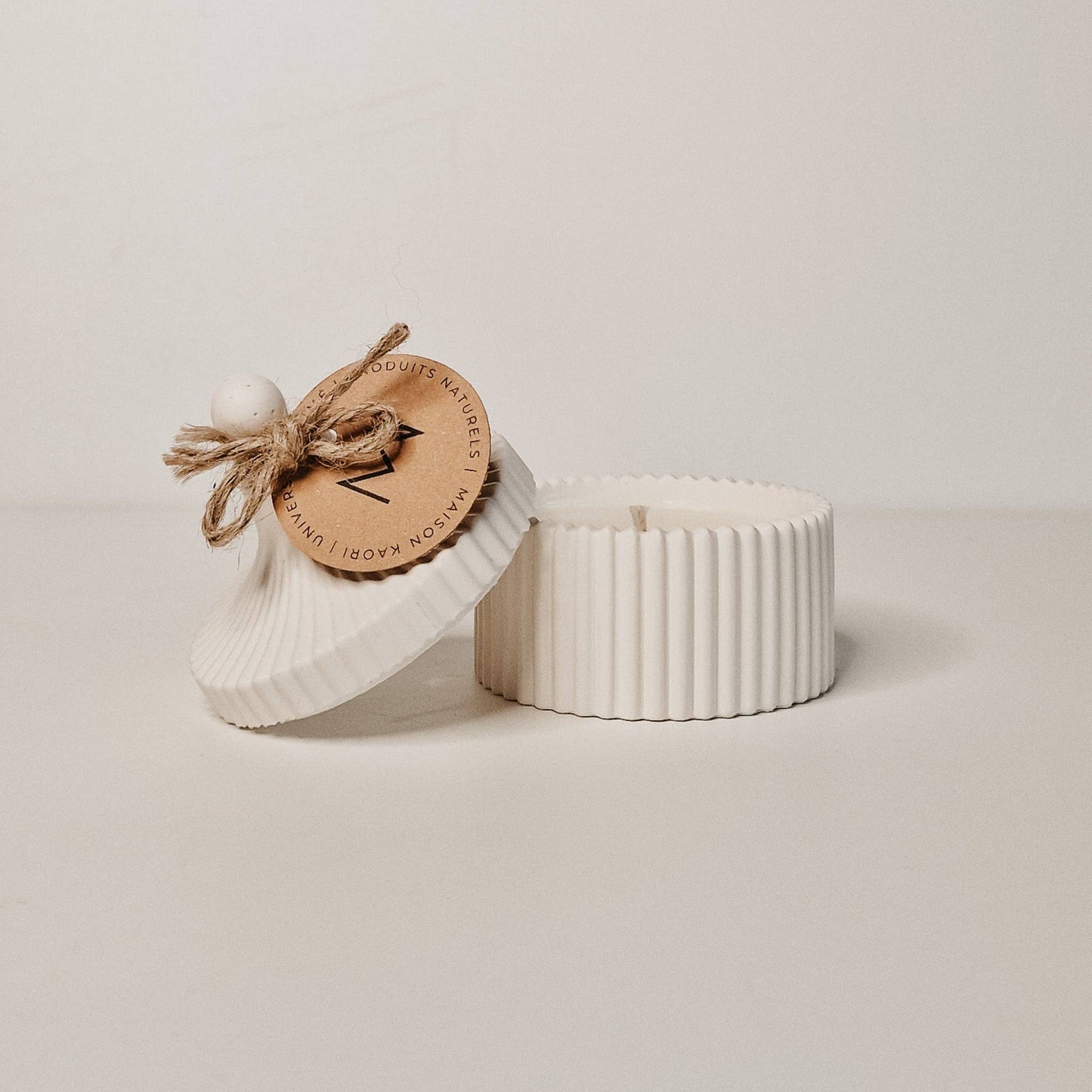 Amara soijavahakynttilä käsintehdyssä jesmonite-astiassa, minimalistinen design.