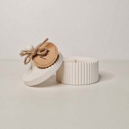 Amara soijavahakynttilä käsintehdyssä jesmonite-astiassa, minimalistinen design.