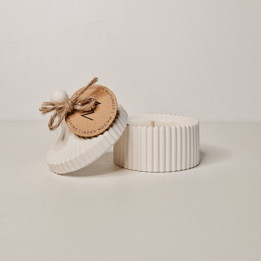 Amara soijavahakynttilä käsintehdyssä jesmonite-astiassa, minimalistinen design.