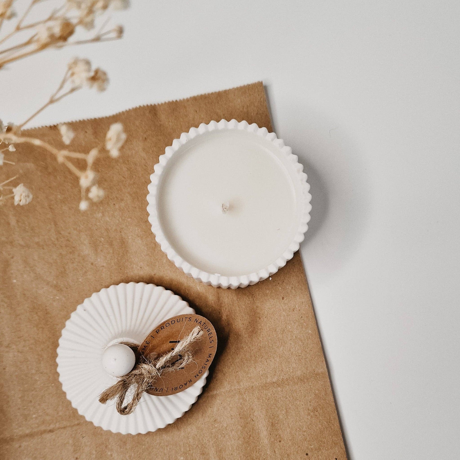 Amara soijavahakynttilä käsintehdyssä jesmonite-astiassa, minimalistinen design.