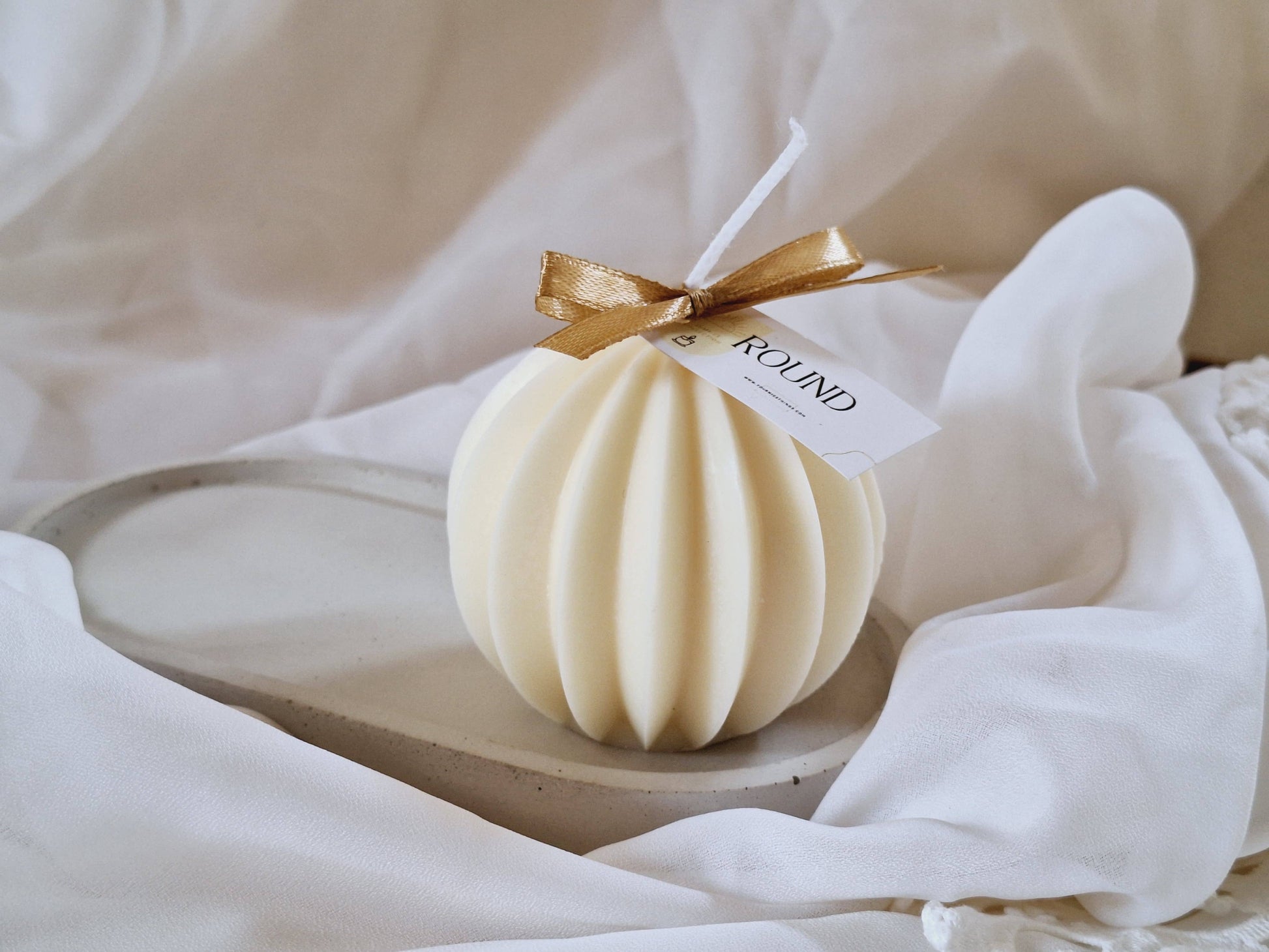 Käsintehty soijavahakynttilä appelsiini–salvia-tuoksulla ja puuvillasydämellä.