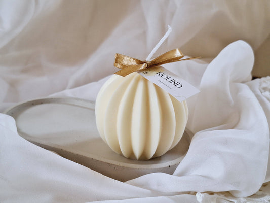 Käsintehty soijavahakynttilä appelsiini–salvia-tuoksulla ja puuvillasydämellä.