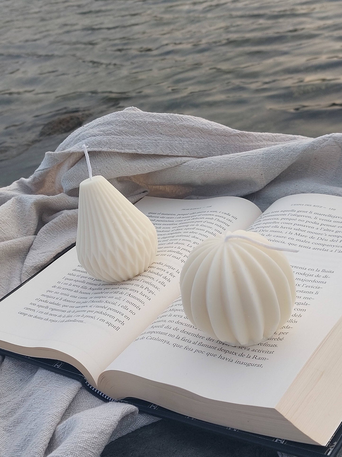 Käsintehty soijavahakynttilä appelsiini–salvia-tuoksulla ja puuvillasydämellä.