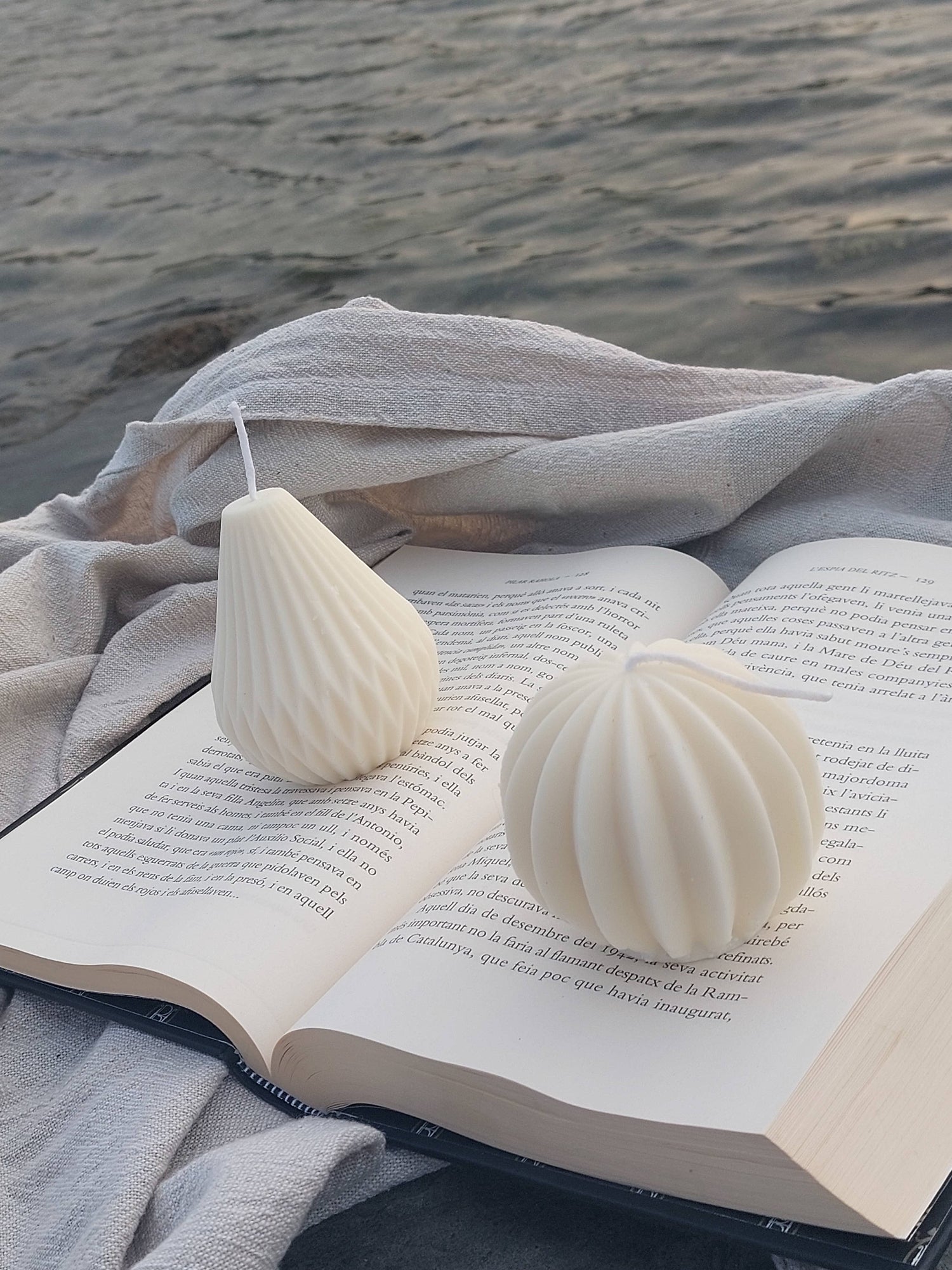 Käsintehty soijavahakynttilä appelsiini–salvia-tuoksulla ja puuvillasydämellä.