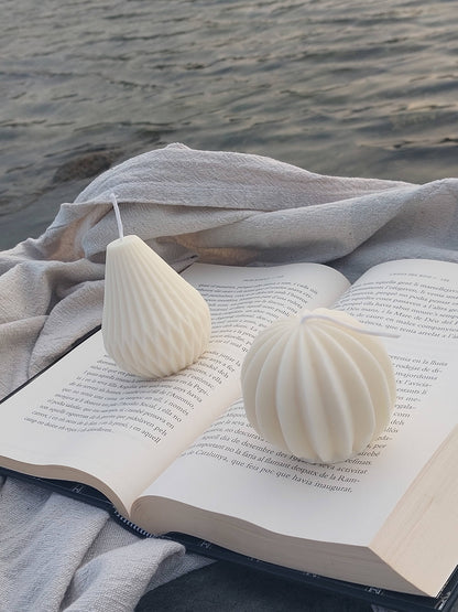 Käsintehty soijavahakynttilä appelsiini–salvia-tuoksulla ja puuvillasydämellä.