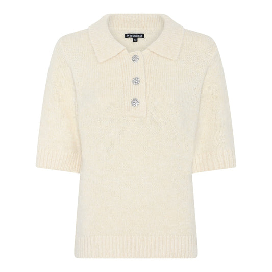 Ashley-neulepusero luonnonvalkoinen, lyhythihainen malli, lyhyt nappilista koristeellisilla napeilla – syksyn uutuus.