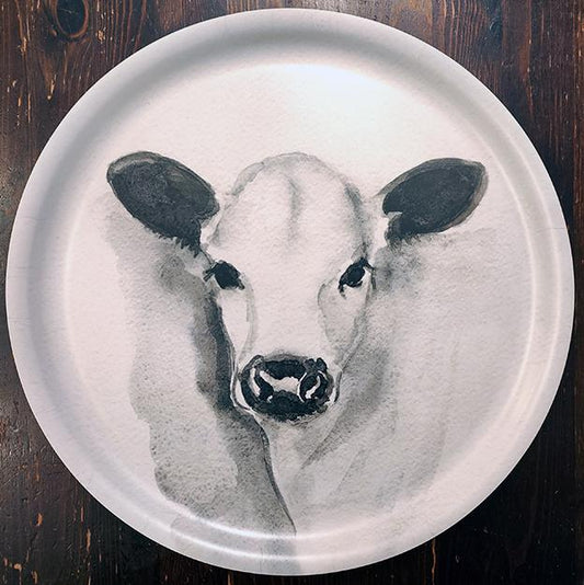 Ateljee Lumimetsä Lapinlehmävasikka – pyöreä käsinmaalattu tarjotin Posiolta, Lapinlehmä-kuvituksella.
