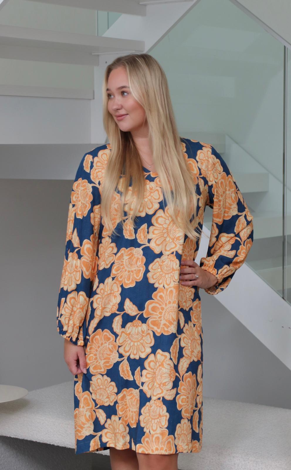 Kukkakuosinen mekko naisille, sininen ja oranssi kuosi, väljä malli, pitkähihainen mekko, rento ja näyttävä